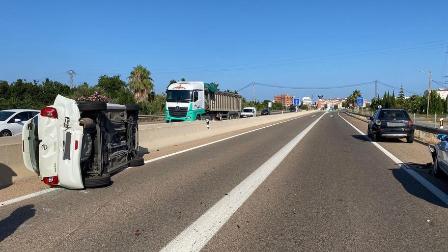 Dos heridos en el vuelco de un coche en Castelló