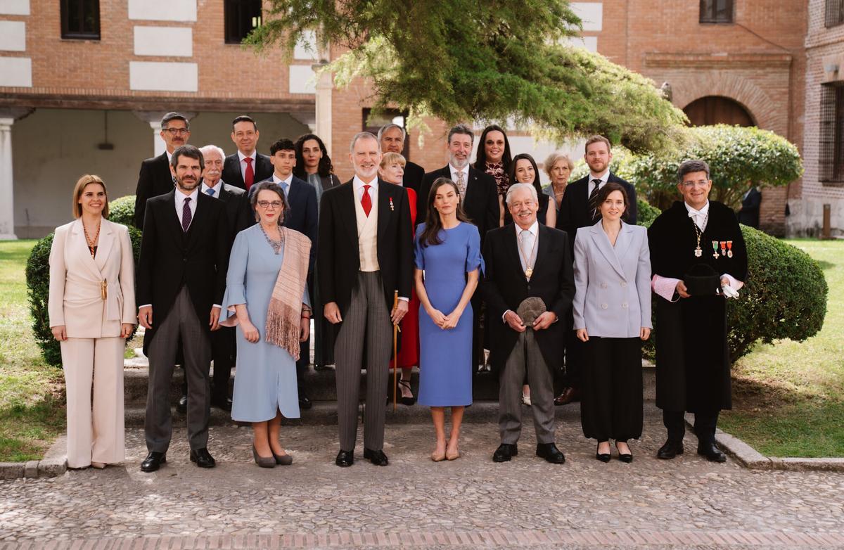 23.04.2026. MADRID. Sus Majestades los Reyes posando junto al escritor Gonzalo Celorio, Premio Cervantes 2026 en uno de los jardines de la Universidad de Alcalá de Henares. Foto: Alba Vigaray