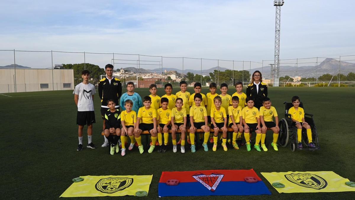 Los 19 jugadores del benjamín B del Monóvar Atlético con sus entrenadores Indra Picó, Maren Picó y Nicolás Botero.