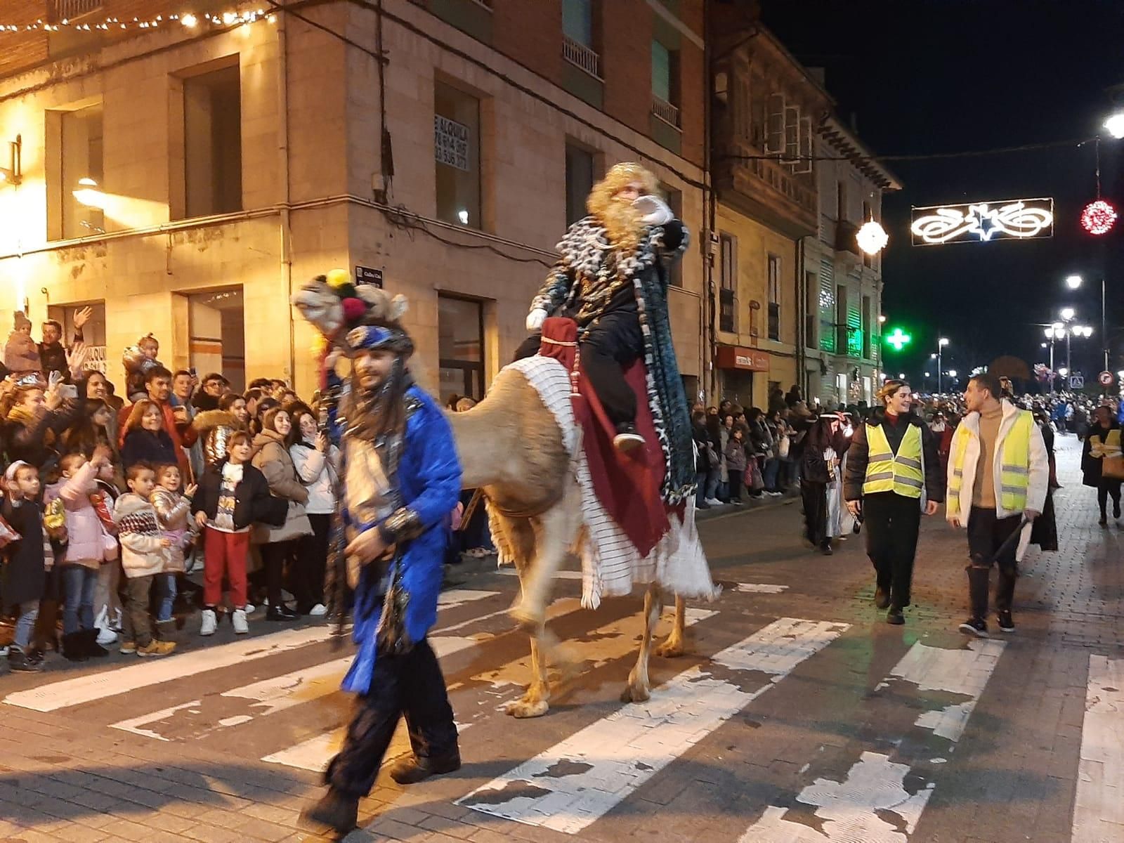 Los Reyes, en dromedario en la Pola: así ha sido la cabalgata de la capital sierense