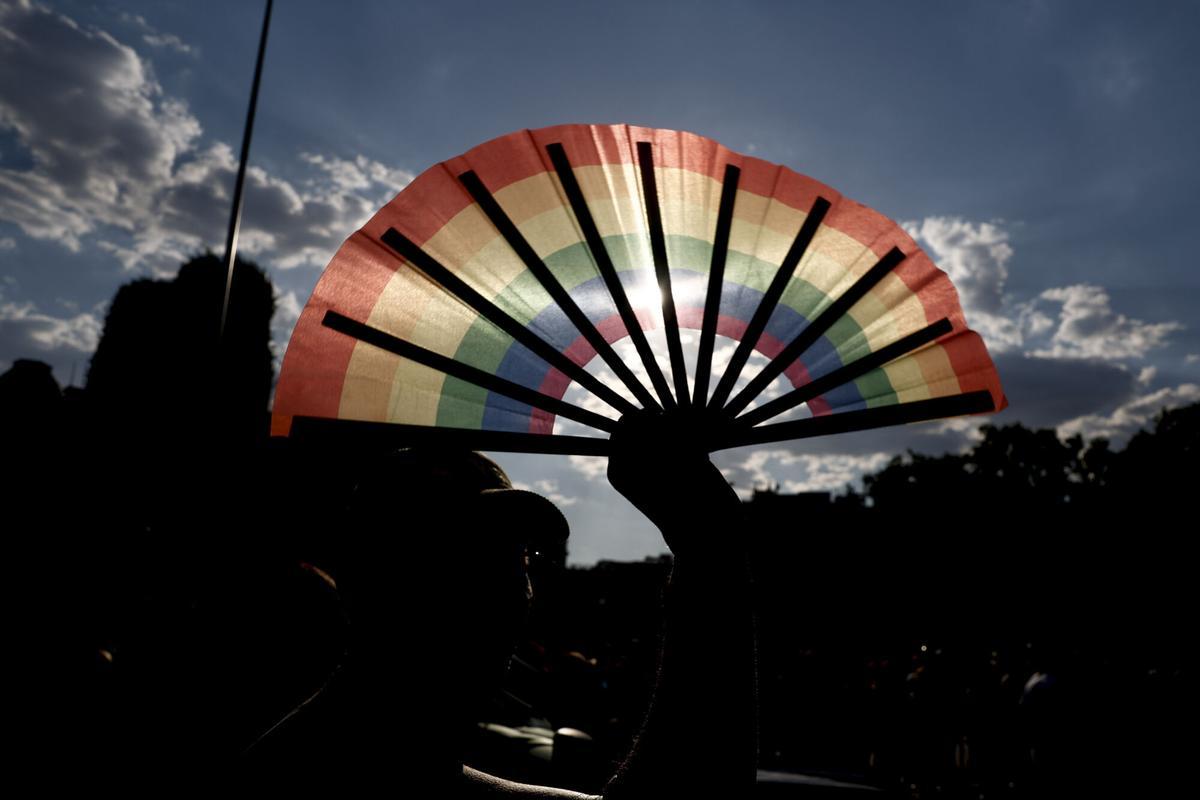 FOTODELDÍA MADRID, 04/07/2026.- Vista general de la manifestación del Orgullo 2026 , que con el lema "¡A las calles con orgullo! Disidencia y resistencia" recorre las calles de Madrid este sábado.-EFE/ Sergio Pérez