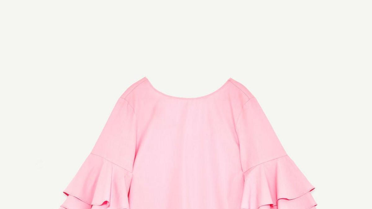 Vestido rosa con volantes en la manga de Zara (Precio: .19.99 euros)