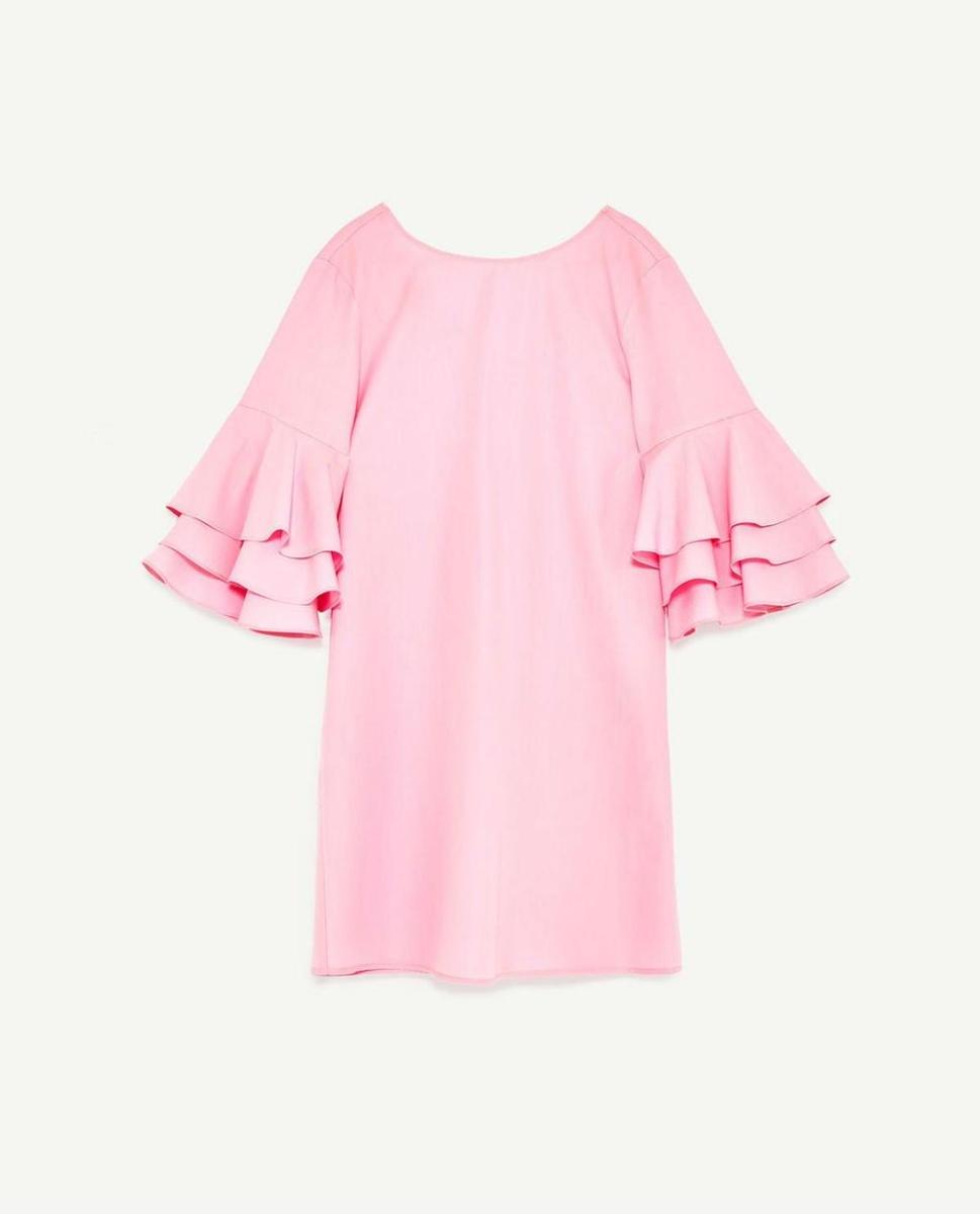 Vestido rosa con volantes en la manga de Zara (Precio: 19.99 euros)