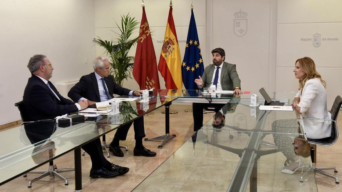 Chema Casas, director general de Telefónica en Territorio Este; y Borja Ochoa, presidente de Telefónica España; junto a Fernando López Miras y Marisa López Aragón, este jueves en Murcia.