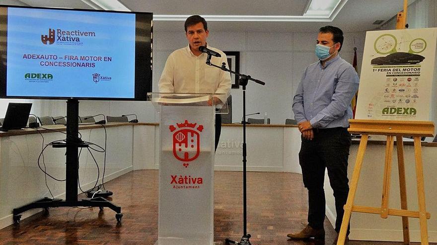 Roger Cerdà, alcalde de Xàtiva, y Jesús Blázquez, de Adexauto, ayer.