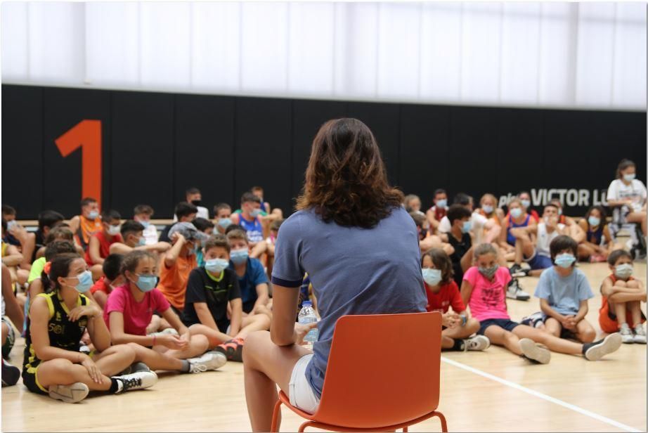 María Pina visita el Campus de Verano del Valencia