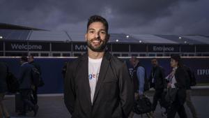 Àlex Entrena debuta como trabajador del MWC con la coordinación de los azafatos de un gran stand