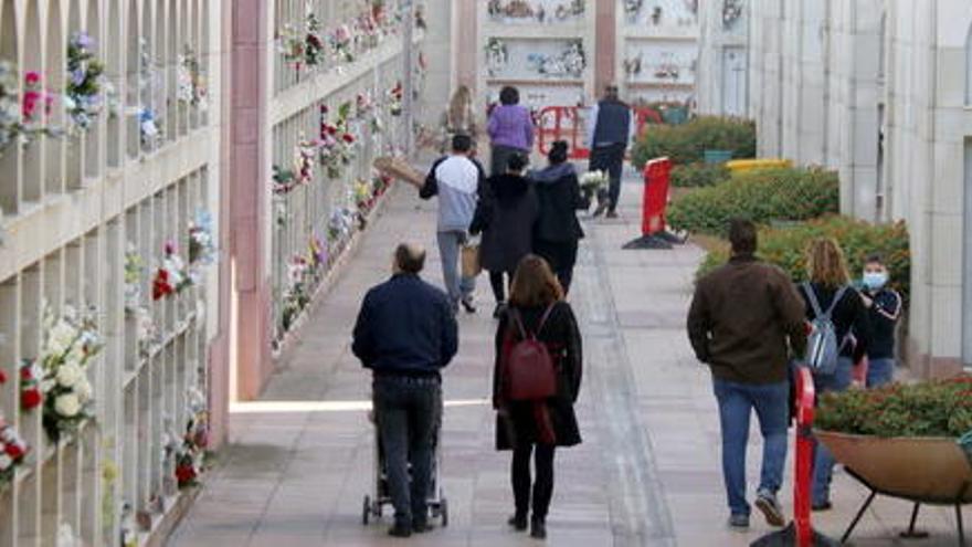 Pla general de visitants al cementiri de Lleida el dia de Tot Sants