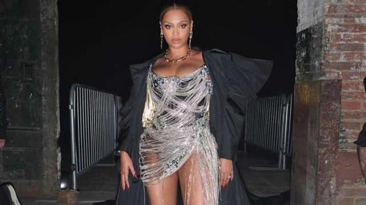La cantante Beyonce, en una foto de su Instagram, con la gabardina diseñada por Palomo Spain.