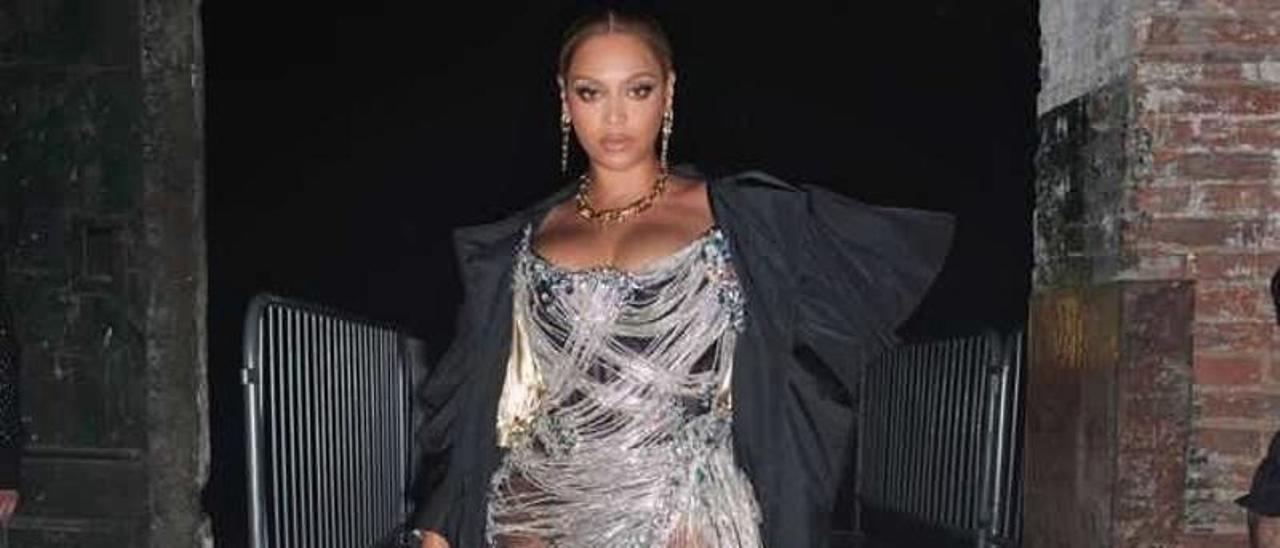 La cantante Beyonce, en una foto de su Instagram, con la gabardina diseñada por Palomo Spain.