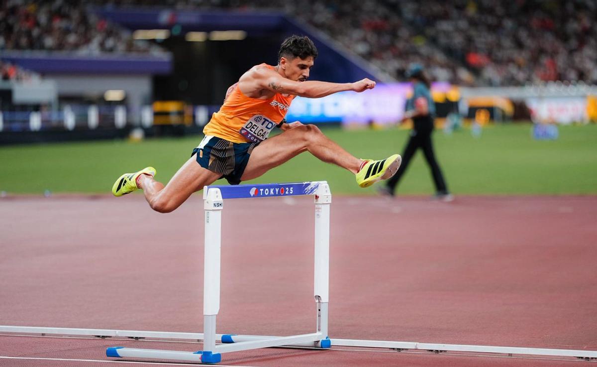 El tinerfeño Jesús David Delgado salta una valla en su participación en los Mundiales de Tokio. | E. D.