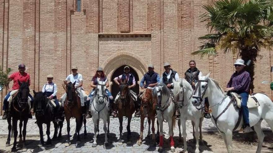 Varios caballistas locales acuden a la quedada rociera organizada por &quot;La Verónica&quot;.