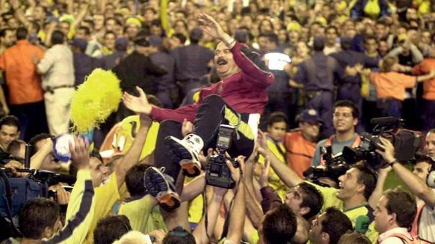 Los jugadores de la UD celebran el ascenso aupando a Sergio Kresic.