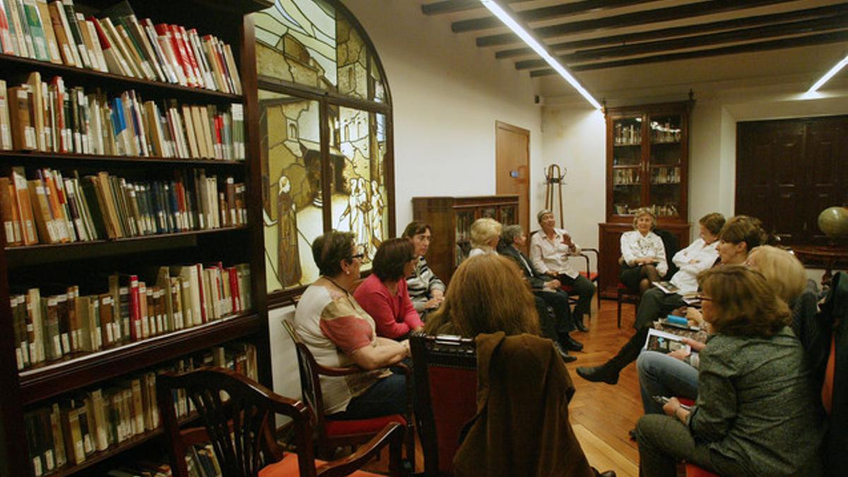 El club de lectura de la biblioteca Francesa Bonnemaison, en una de sus sesiones mensuales.