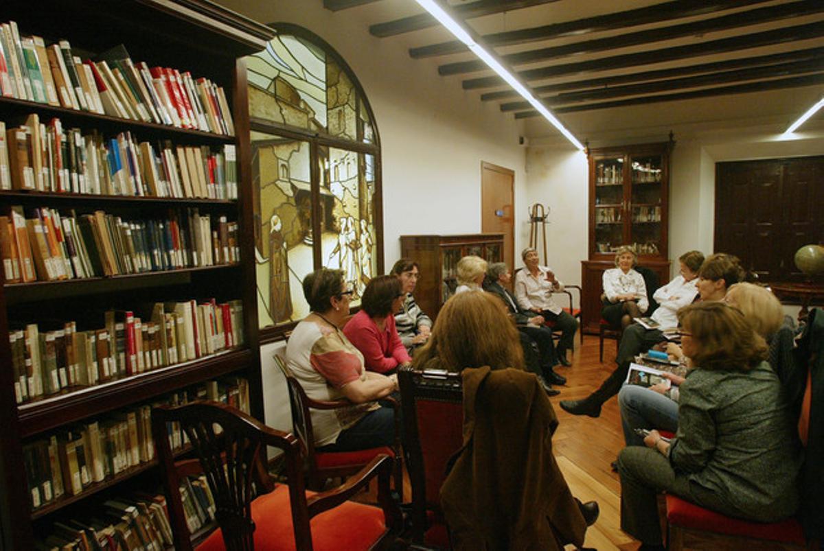El club de lectura de la biblioteca Francesa Bonnemaison, en una de sus sesiones mensuales.