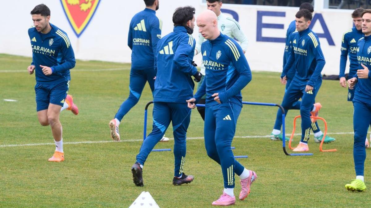 Valery, Moyano (de espaldas) y Tachi en un entrenamiento con el Real Zaragoza.