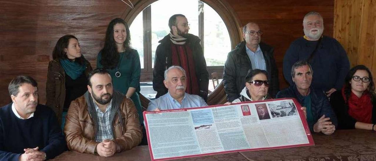 Iniciativa Cidadá pola Memoria Histórica y portavoces políticos muestran la placa de Loenzo. // Noé Parga