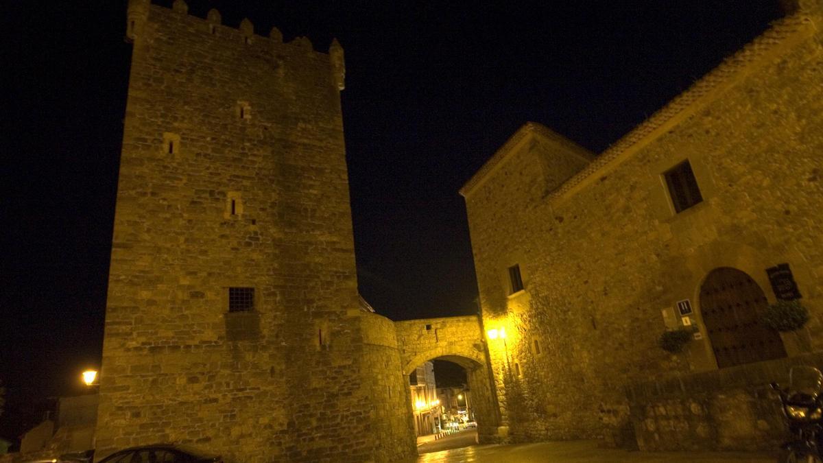 Vista nocturna del palacio y la torre de los Valdés-Salas, en pleno centro de Salas.