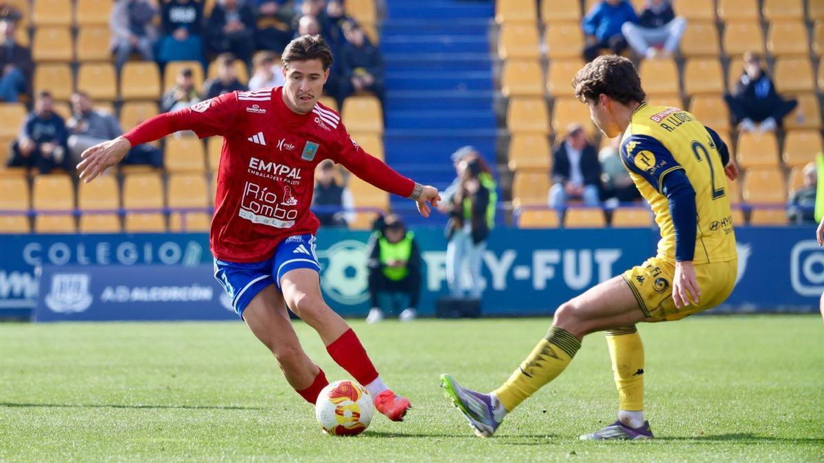 Chechu Martínez, jugador del Tarazona, conduce el balón en el partido contra el Alcorcón.