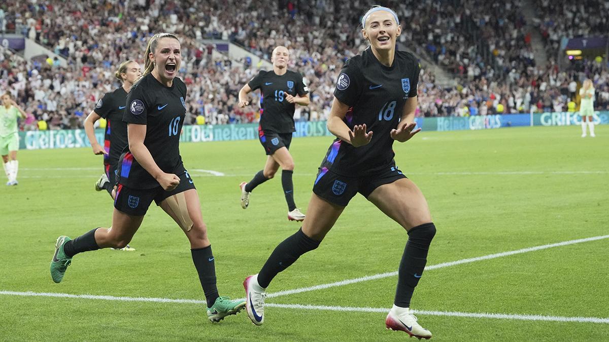 Chloe Kelly celebra su gol con Inglaterra en la semifinal de la Eurocopa ante Italia