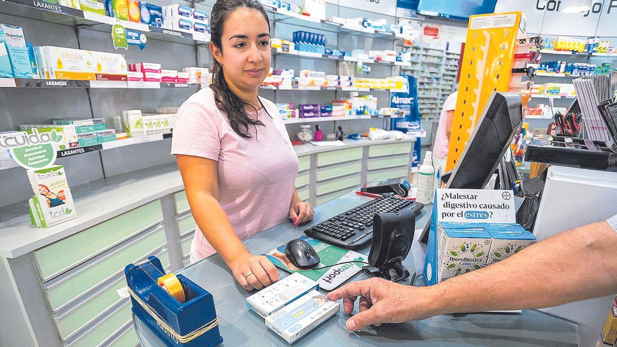 Una empleada de una farmacia de Murcia muestra uno de los test para el coronavirus.