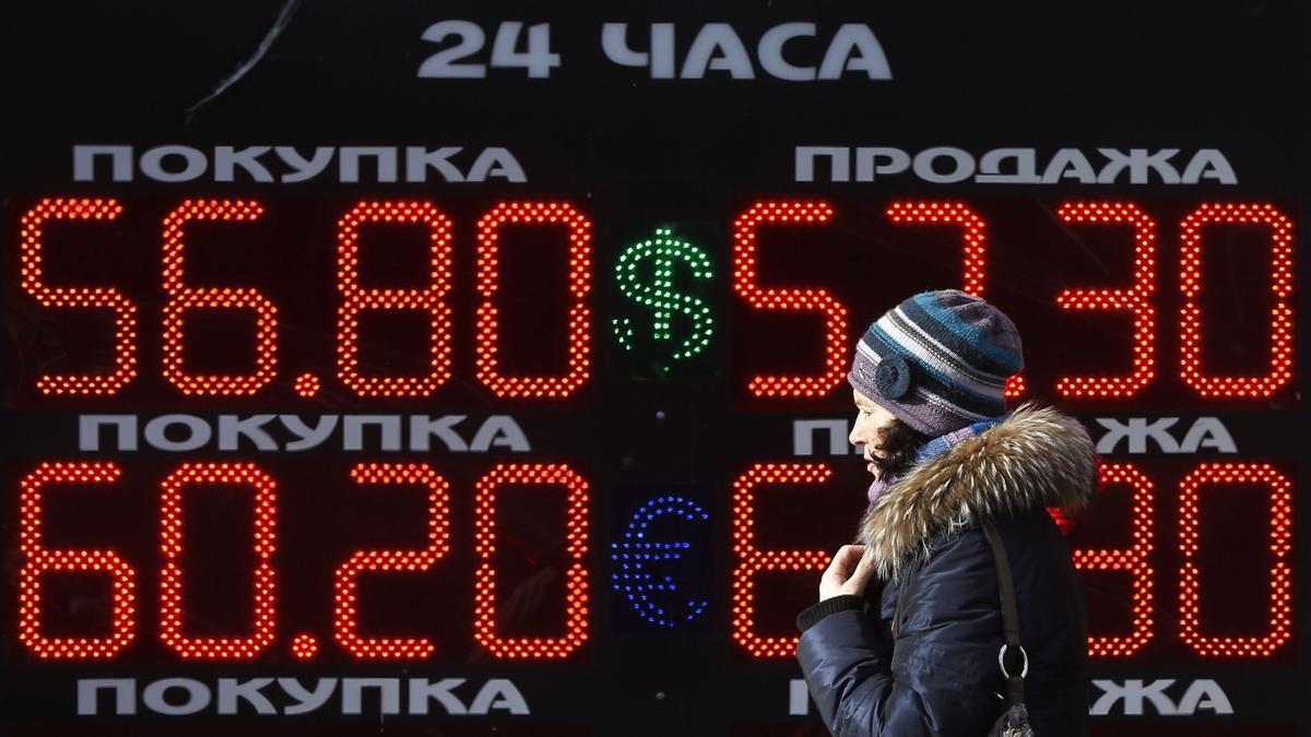 Les sancions a Rússia provoquen que el ruble es desplomi gairebé un 30%