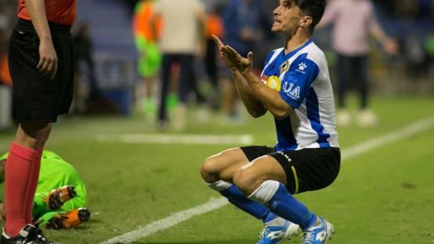 El lateral Juanjo Nieto protesta a un auxiliar durante el Hércules-Atlético Levante.