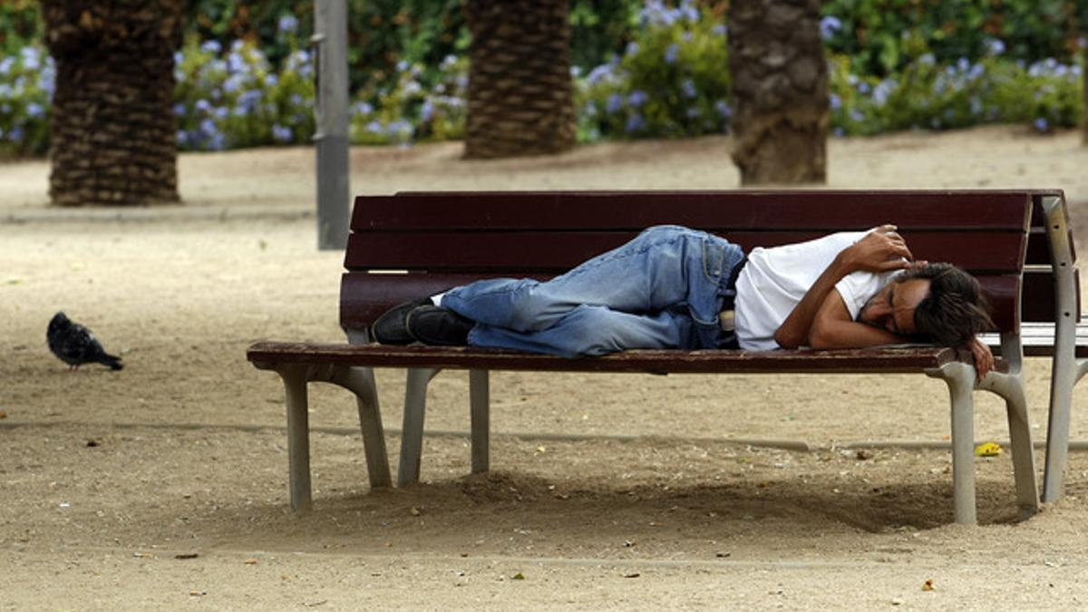 Un indigente en los alrededores de la estación de Sants.