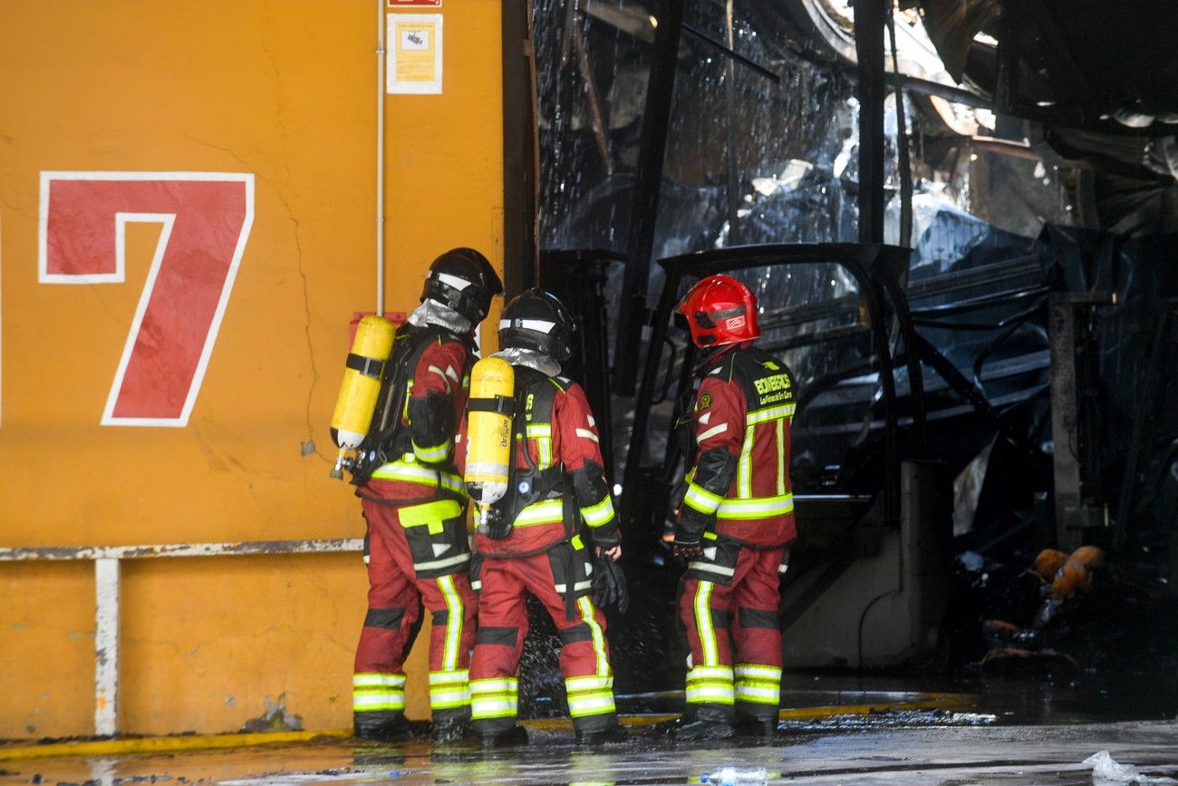 Bomberos de Las Palmas de Gran Canaria controlan el incendio de una nave multiusos en Mercalaspalmas