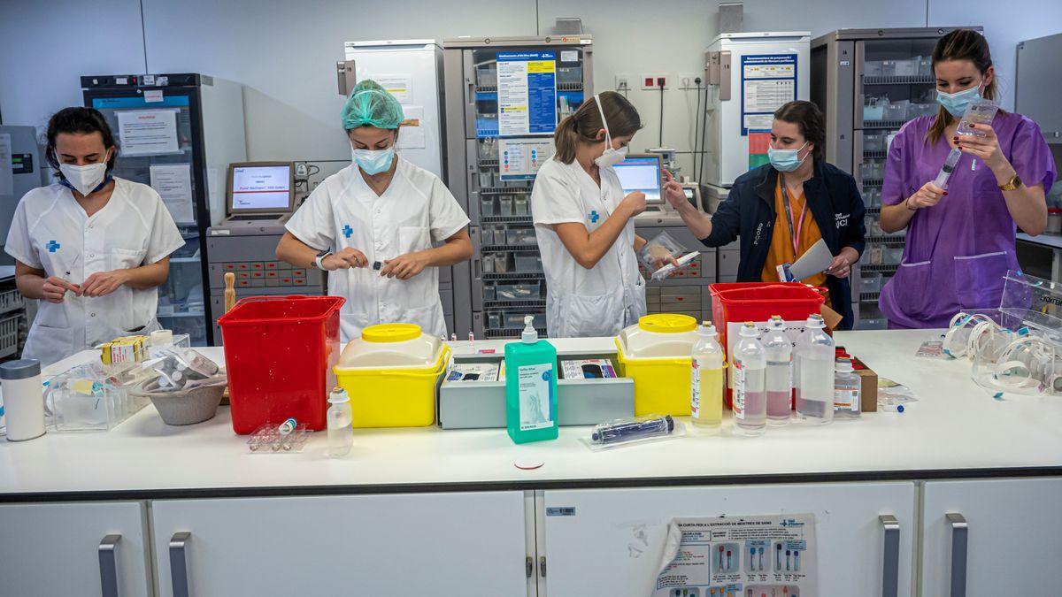 Enfermeras preparando los medicamentos para los distintos pacientes críticos.