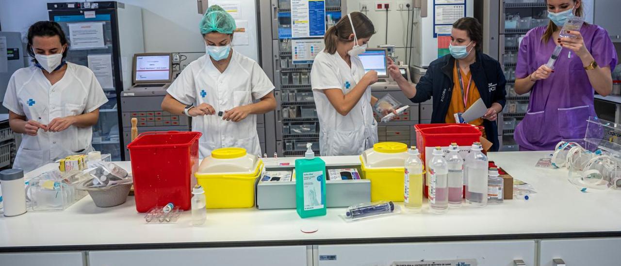 Enfermeras preparando los medicamentos para los distintos pacientes críticos.