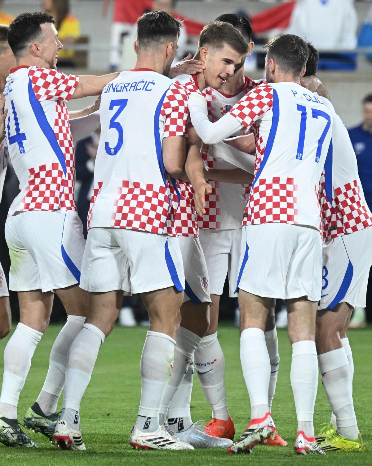 Luka Vuskovic celebra su primer gol con la selección de Croacia