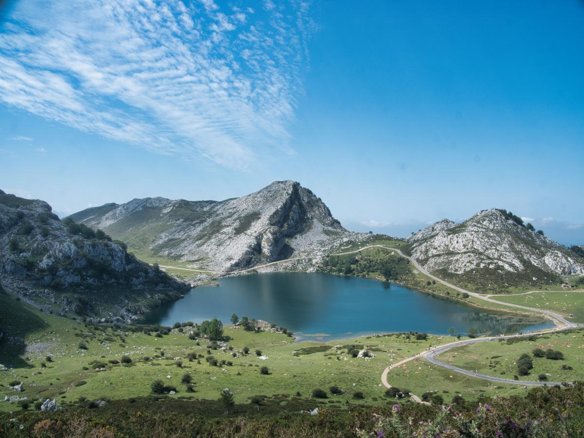 El lago glaciar que se esconde a solo 20 kilómetros de Cangas de Onís.