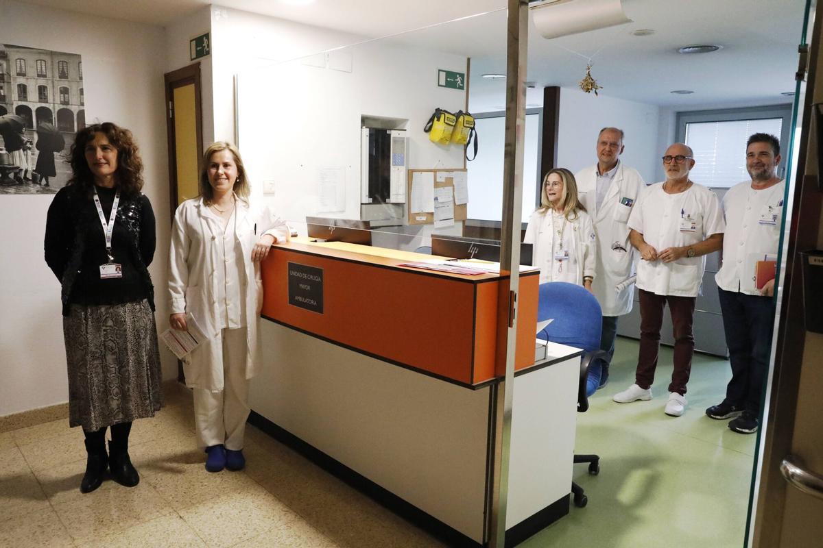 Por la izquierda, Liliana Meana, Beatriz Laserna, Bárbara Jiménez, Jesús Bujarrabal, Miguel Rodríguez y Francisco Moreno, en la Unidad de cirugía mayor ambulatoria del Hospital Universitario San Agustín.