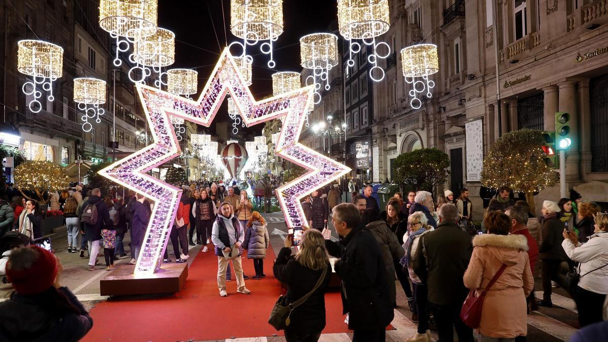 Turistas disfrutando de las luces de Vigo.