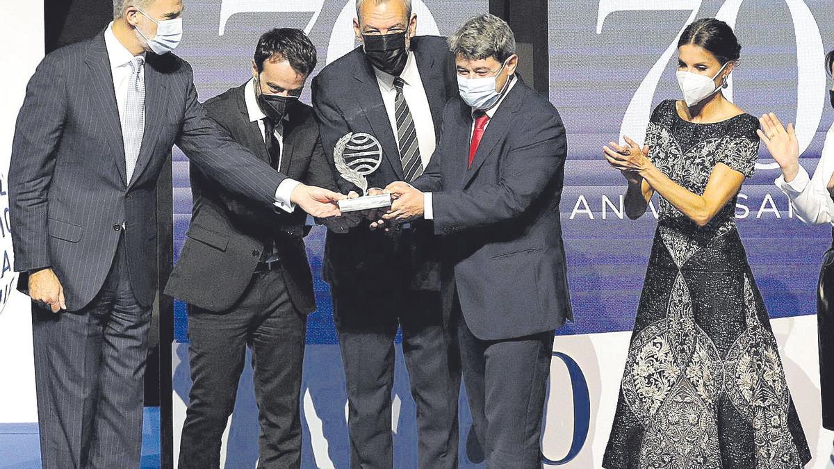 Jorge Díaz, Agustín Martínez y Antonio Mercero, ganadores del Premio Planeta con La bestia, junto a los reyes de España.