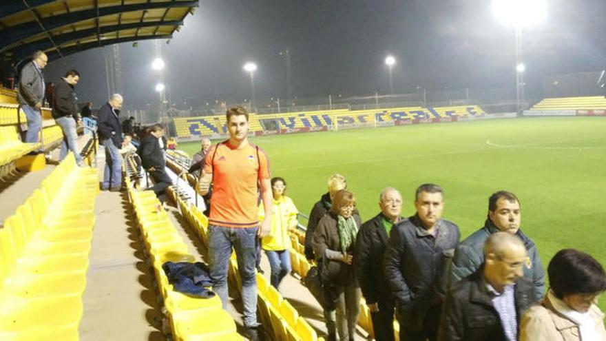 La seguridad del Villarreal dificulta a un aficionado entrar con la camiseta del Valencia