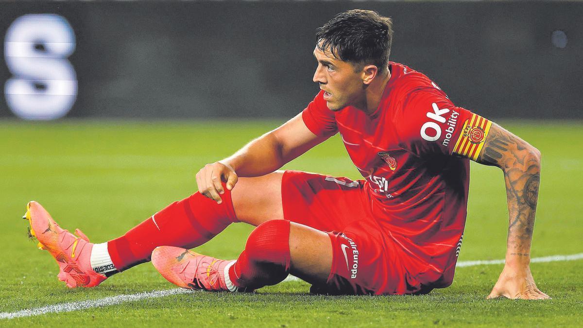 Antonio Raíllo, en el suelo tras una acción del juego en el partido entre el Sevilla y el Mallorca.