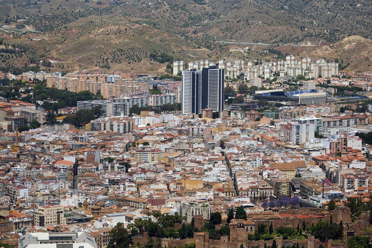 Vista aérea de Málaga capital, con las torres de Martiricos, La Rosaleda y la Palma- Palmilla