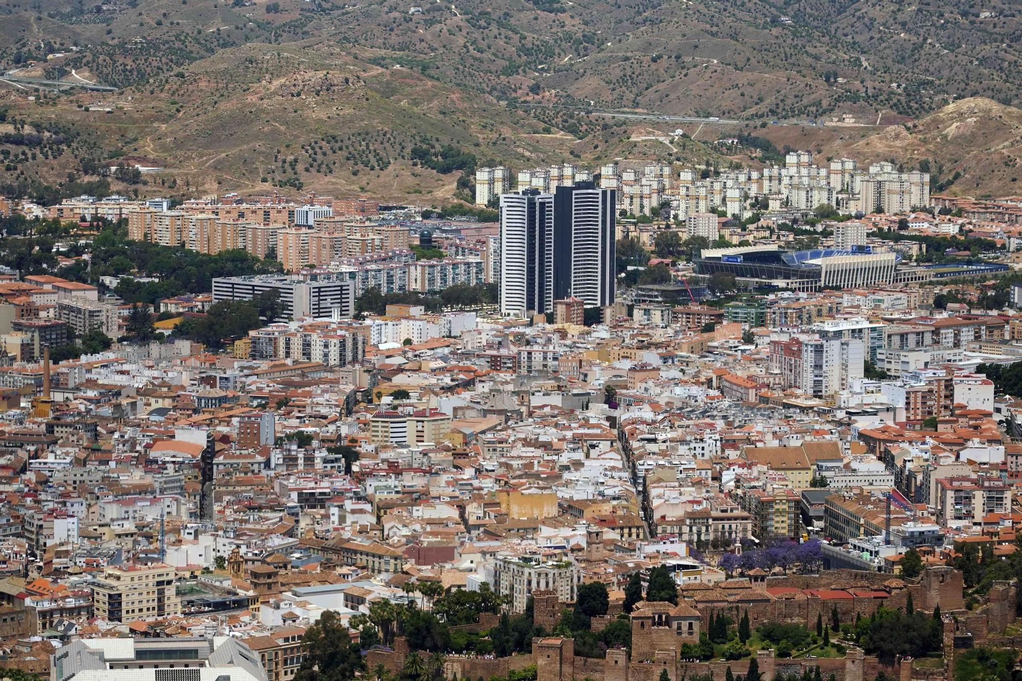 Vista aérea de Málaga capital, con las torres de Martiricos, La Rosaleda y la Palma- Palmilla
