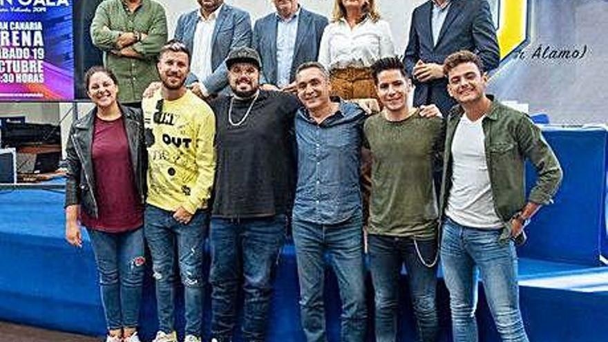 Parte de los artistas, autoridades y representantes de Pequeño Valiente, ayer.