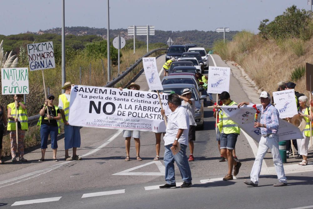 Mobilització contra la granja de pollastres a Solius