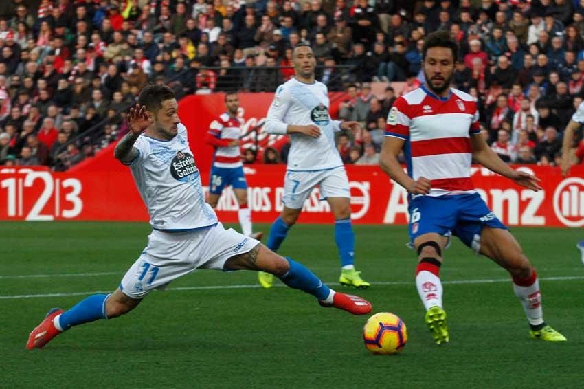 El Deportivo consigue en Granada la trascendental victorial para las aspiraciones blanquiazules al final de temporada.