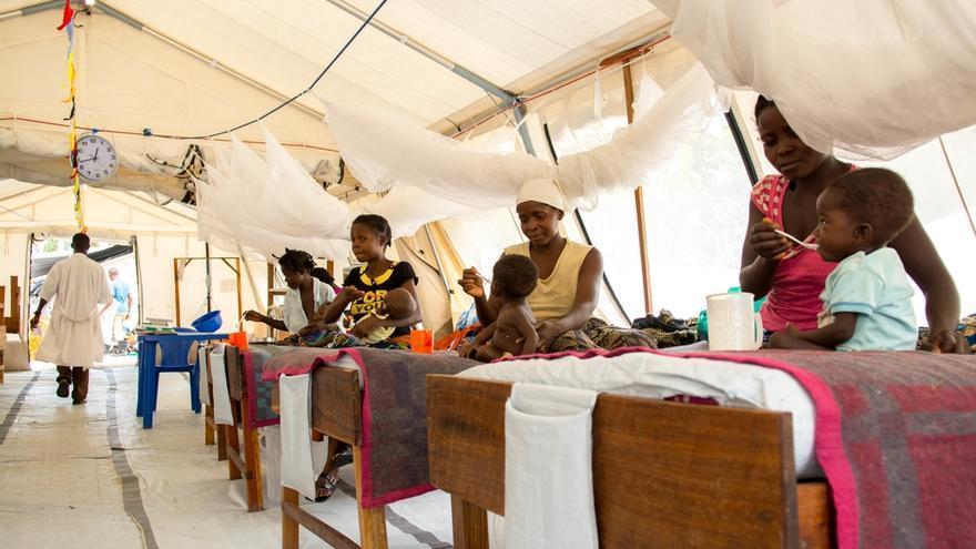 Un hospital de campaña en el Congo, con familias siendo atendidas contra la malaria y la desnutrición infantil.