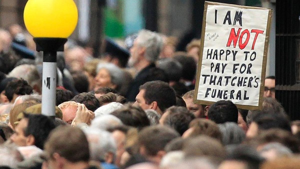 Un ciudadano sostiene una pancarta en la que se lee 'No estoy contento de pagar el funeral de Thatcher', este miércoles en Londres.