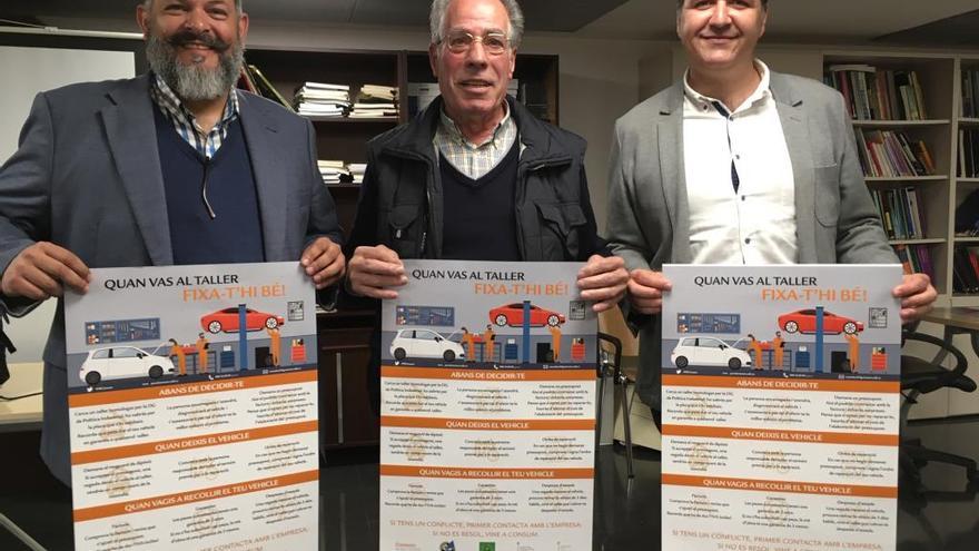 Manuel Porras, Julio González y Xisco Dalmau muestran los carteles de la campaña con los talleres mecánicos.