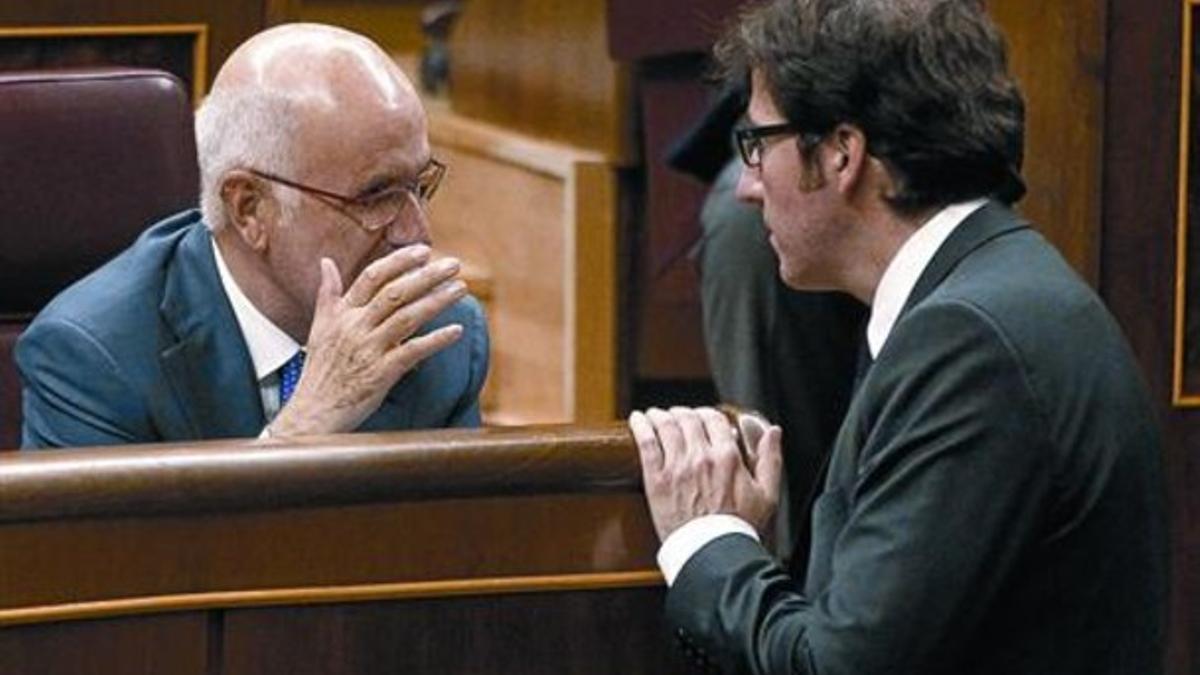 Josep Antoni Duran Lleida hablando con el diputado socialista Juan Moscoso , ayer en el Congreso.