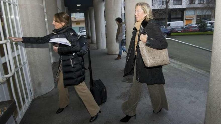 Rosa Gallego, a la derecha, a su entrada al edificio de los juzgados.