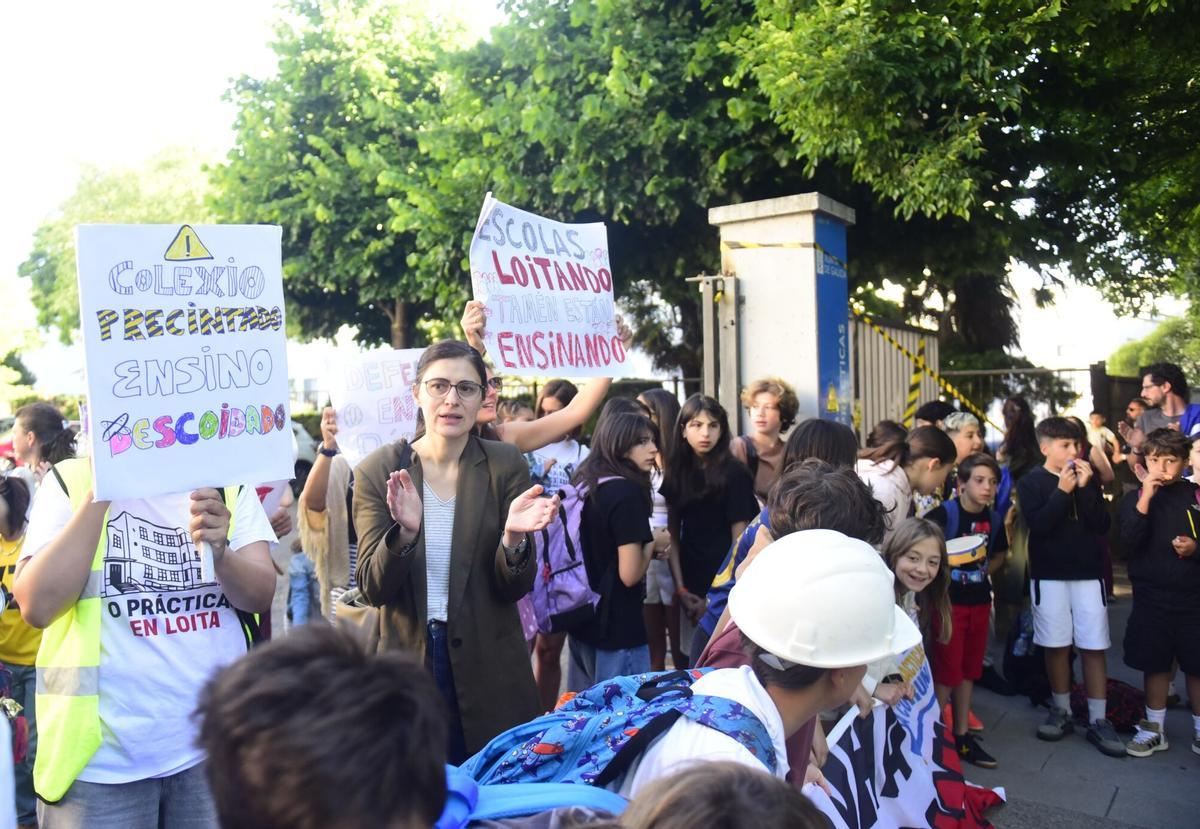 Familias del colegio de Prácticas retoman las manifestaciones frente al centro por la “dejadez” y “abandono” de las administraciones.