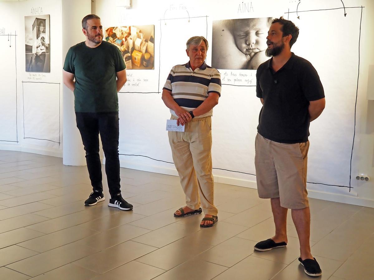 El fotògraf Mario Mateo parla durant l'acte inaugural de la seva exposició 'Pit &amp; Tip' sobre la maternitat en el postpart, al costat de l'alcalde Albert Coberó i el regidor de Cultura, Albert Fàbrega
